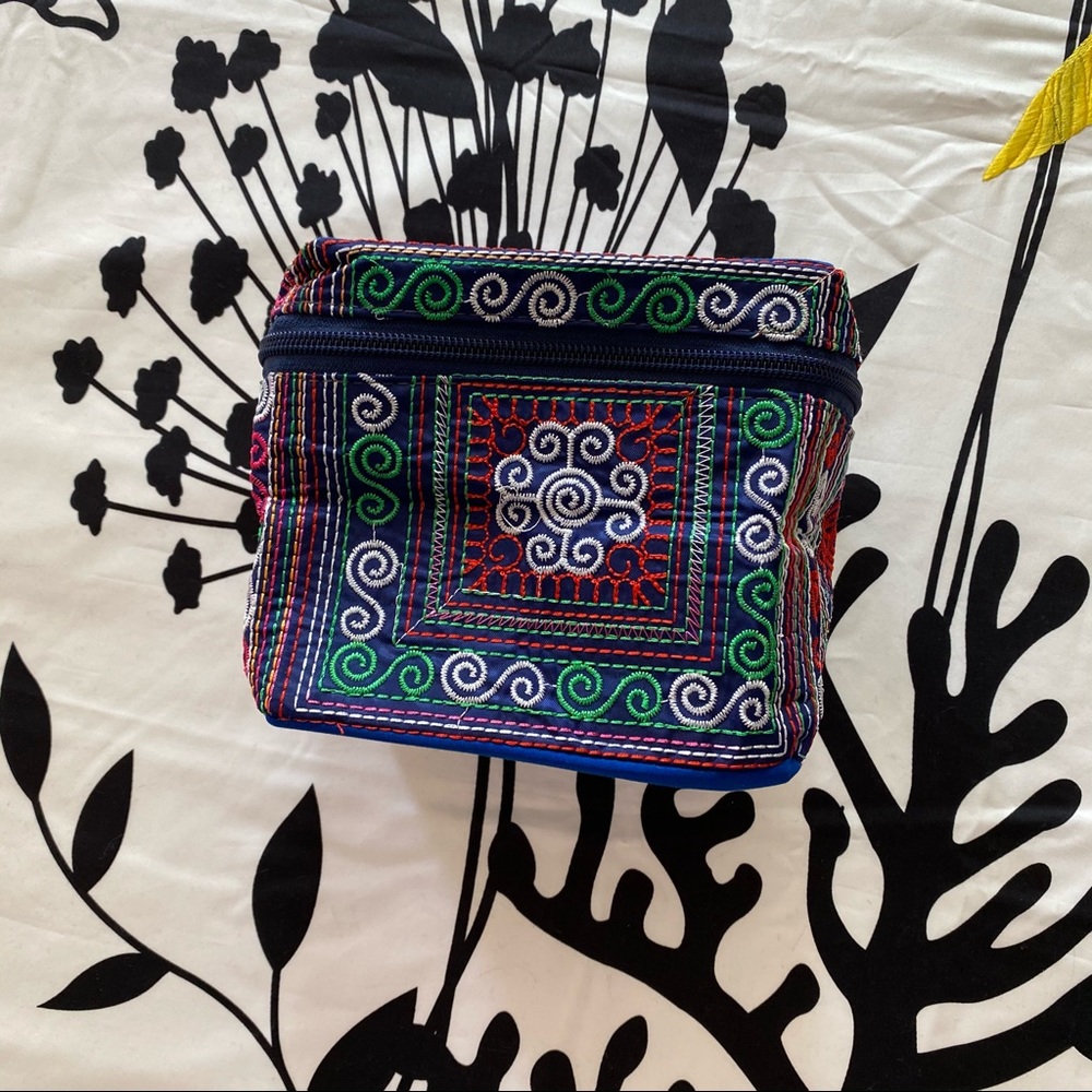 Multicolored Embroidered Small Pack - Picture 2 of 8